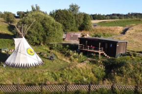Tiny House mit Indianerzelt und Lagerfeuer im Harz